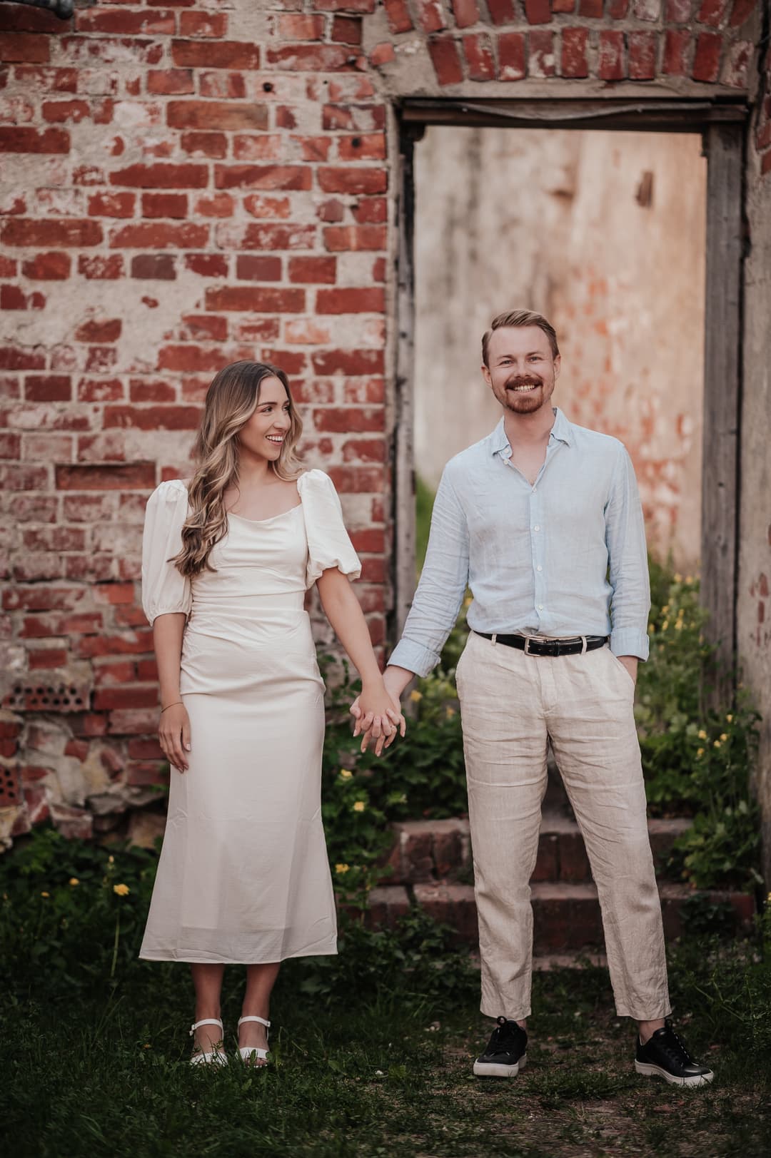 Nathalia & Simon holding hands